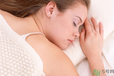 女生趴著睡覺好不好？女生趴著睡覺有什么壞處？