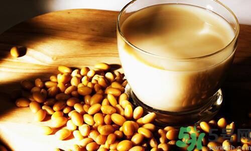 吃皮蛋可以喝豆?jié){嗎?皮蛋能和豆?jié){一起吃嗎? 吃皮蛋可以喝豆?jié){嗎?皮蛋能和豆?jié){一起吃嗎?