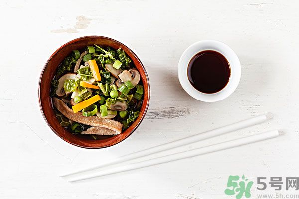 涼拌生菜放生抽還是老抽？涼拌菜放什么醬油好？