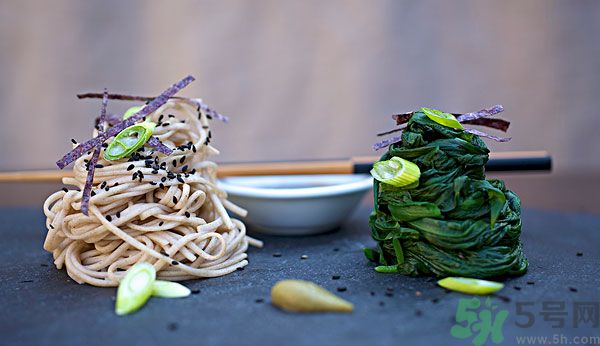 涼拌生菜放生抽還是老抽？涼拌菜放什么醬油好？