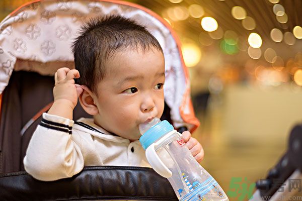 如何讓寶寶養(yǎng)成愛喝水的習慣？兒童智能水杯有啥功能？