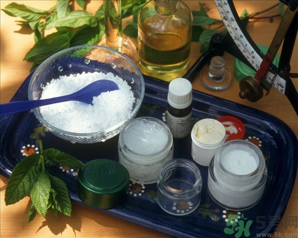 去年沒用完的防曬霜今年還能用嗎？擦護膚品直接用手取好嗎？