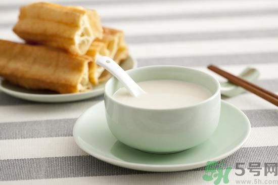 吃金針菇可以喝豆?jié){嗎?金針菇能和豆?jié){一起吃嗎? 吃金針菇可以喝豆?jié){嗎?金針菇能和豆?jié){一起吃嗎?