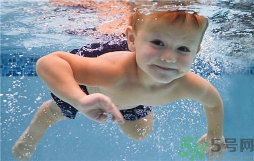 洗澡的時(shí)候耳朵進(jìn)水了怎么辦?耳朵進(jìn)水有什么危害 洗澡的時(shí)候耳朵進(jìn)水了怎么辦?耳朵進(jìn)水有什么危害