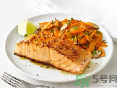 三文魚可以和胡蘿卜一起吃嗎? 三文魚可以和胡蘿卜一起吃嗎?