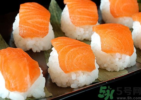 吃三文魚能喝牛奶嗎?三文魚可以和牛奶一起吃嗎? 吃三文魚能喝牛奶嗎?三文魚可以和牛奶一起吃嗎?