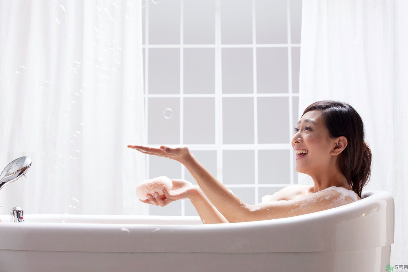 洗澡用沐浴露好還是香皂好？洗澡用什么洗的干凈？