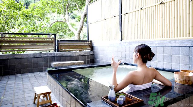 洗澡用沐浴露好還是香皂好？洗澡用什么洗的干凈？