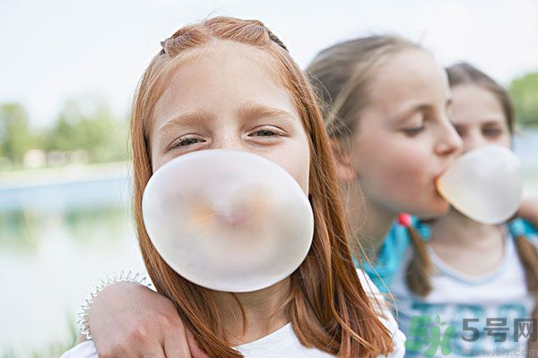 誤吞口香糖怎么辦呢？口香糖吃肚子里了怎么辦？