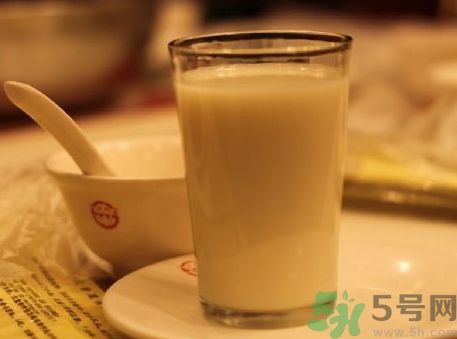 木瓜可以和豆?jié){一起吃嗎?木瓜能和豆?jié){同吃嗎? 木瓜可以和豆?jié){一起吃嗎?木瓜能和豆?jié){同吃嗎?