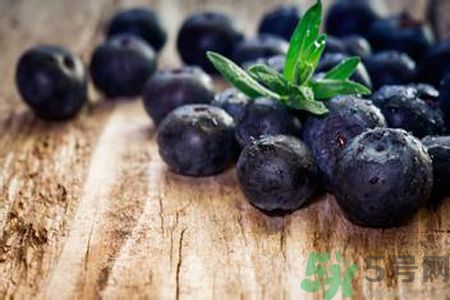 衣服上面染上了藍(lán)莓汁怎么辦？藍(lán)莓漬怎么清洗？