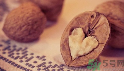 吃核桃會變聰明嗎?為什么吃核桃會變聰明 吃核桃會變聰明嗎?為什么吃核桃會變聰明