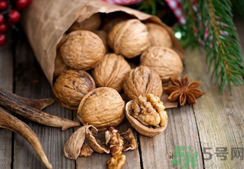 老人吃核桃好嗎?老人吃核桃有什么好處 老人吃核桃好嗎?老人吃核桃有什么好處