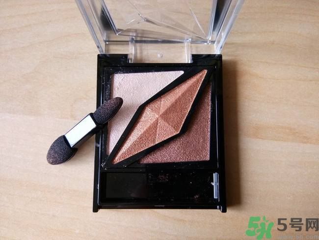 凱朵kate覺(jué)醒鉆光閃耀杏仁三色眼影使用方法及畫(huà)法步驟