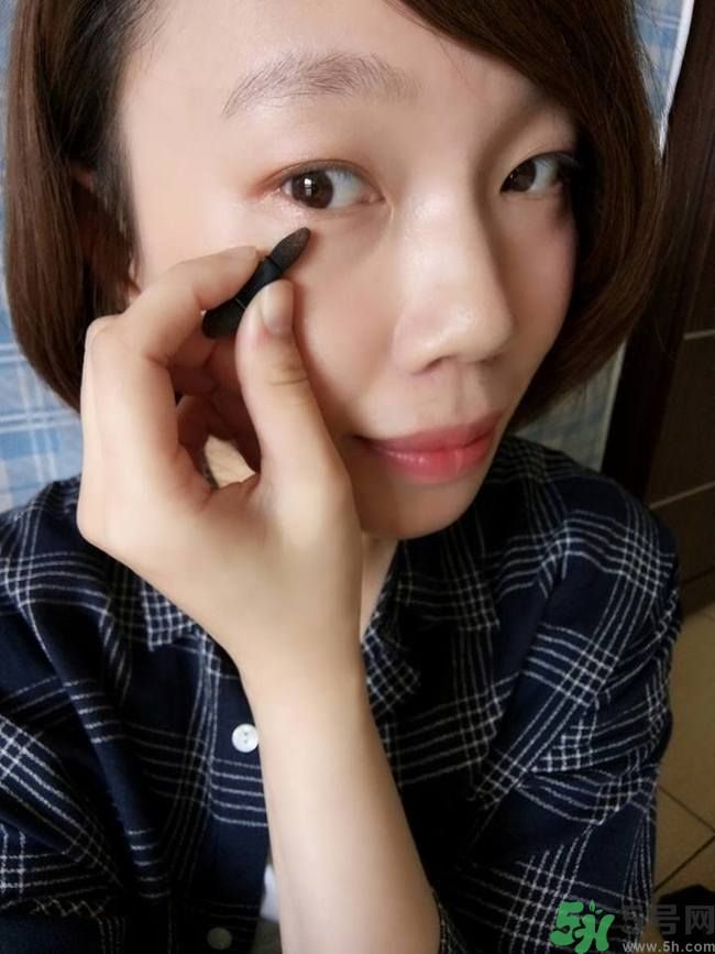 凱朵kate覺(jué)醒鉆光閃耀杏仁三色眼影使用方法及畫(huà)法步驟