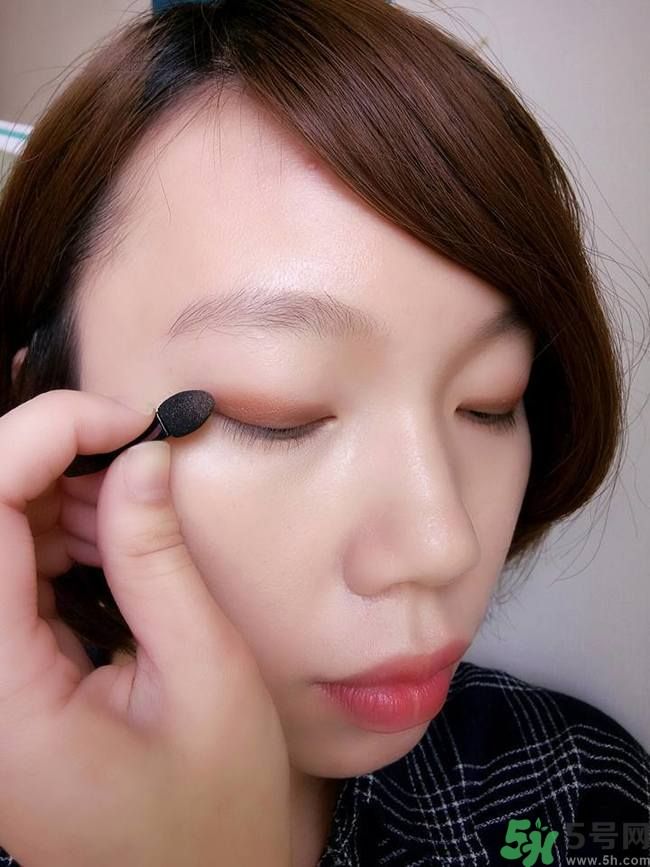 凱朵kate覺(jué)醒鉆光閃耀杏仁三色眼影使用方法及畫(huà)法步驟