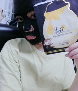 春雨黑面膜掉色是假的嗎？春雨黑盧卡面膜精華液顏色