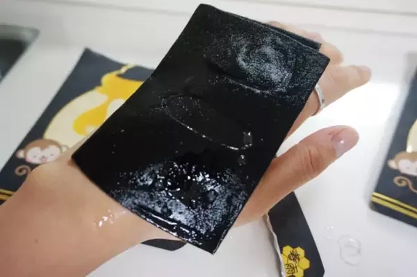 春雨黑盧卡面膜臉正在過(guò)敏可以用嗎？臉上過(guò)敏能用春雨黑盧卡面膜嗎