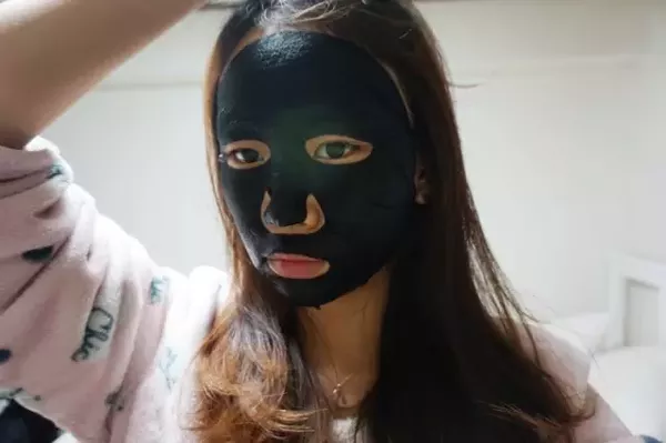 春雨黑盧卡面膜臉正在過(guò)敏可以用嗎？臉上過(guò)敏能用春雨黑盧卡面膜嗎