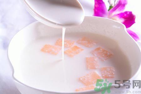 米湯可以和牛奶一起吃嗎?米湯能和牛奶同吃嗎? 米湯可以和牛奶一起吃嗎?米湯能和牛奶同吃嗎?