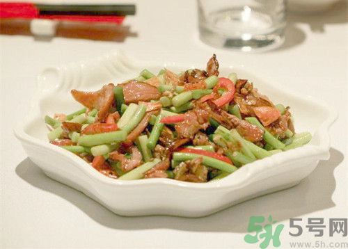 蒜苗沒(méi)炒熟可以吃嗎?蒜苗沒(méi)炒熟有毒嗎 蒜苗沒(méi)炒熟可以吃嗎?蒜苗沒(méi)炒熟有毒嗎