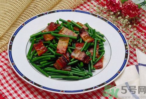 蒜苗沒(méi)炒熟可以吃嗎?蒜苗沒(méi)炒熟有毒嗎 蒜苗沒(méi)炒熟可以吃嗎?蒜苗沒(méi)炒熟有毒嗎