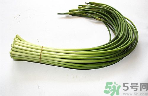 蒜苗沒(méi)炒熟可以吃嗎?蒜苗沒(méi)炒熟有毒嗎 蒜苗沒(méi)炒熟可以吃嗎?蒜苗沒(méi)炒熟有毒嗎