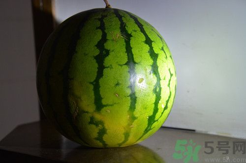 買(mǎi)西瓜為什么要拍?中國(guó)人買(mǎi)西瓜為什么喜歡敲敲