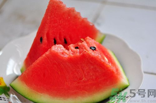 買(mǎi)西瓜為什么要拍?中國(guó)人買(mǎi)西瓜為什么喜歡敲敲