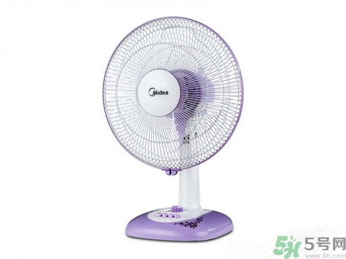 電風(fēng)扇應(yīng)該對著頭吹還是對著腳吹？電扇對著頭吹和對著腳吹哪一個(gè)更容易感冒？