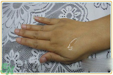 雅詩蘭黛特潤修護(hù)肌透精華膠囊使用方法 雅詩蘭黛特潤修護(hù)肌透精華膠囊使用方法