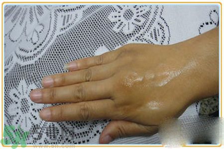 雅詩蘭黛特潤修護(hù)肌透精華膠囊使用方法 雅詩蘭黛特潤修護(hù)肌透精華膠囊使用方法