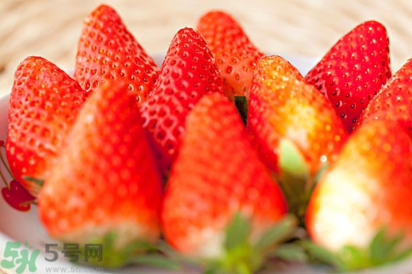 草莓污漬怎么去掉？草莓汁弄到衣服上怎么洗？