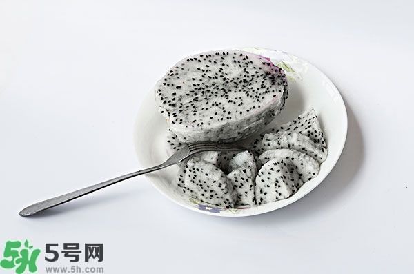 火龍果外面發(fā)霉了里面還能吃么？火龍果外皮爛了還能吃嗎？