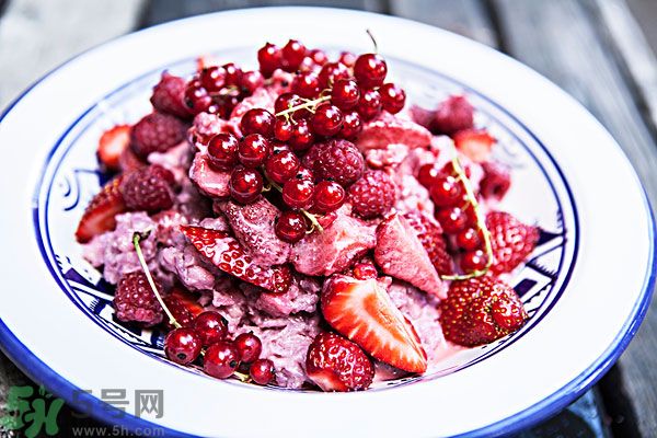 草莓和什么榨汁好喝？草莓榨汁搭配什么好？