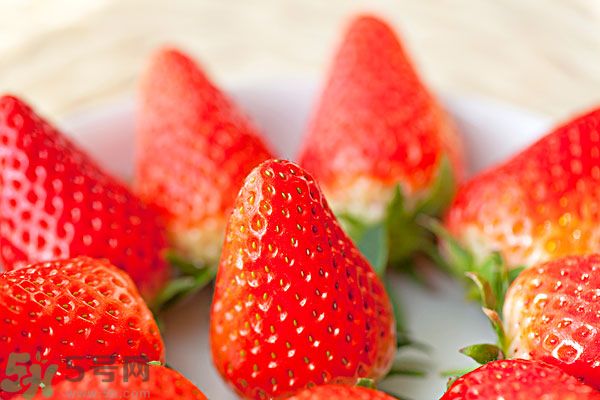 草莓污漬怎么去掉？草莓汁弄到衣服上怎么洗？