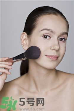 夏天臉油怎么辦？臉油怎么補(bǔ)妝？