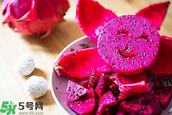 火龍果外面發(fā)霉了里面還能吃么？火龍果外皮爛了還能吃嗎？