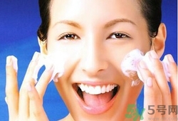 夏天用冷水洗臉好嗎？夏天用什么水洗臉比較好？