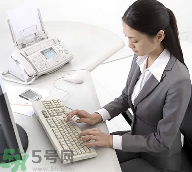 整天對(duì)著電腦，怎么減少對(duì)皮膚的傷害？