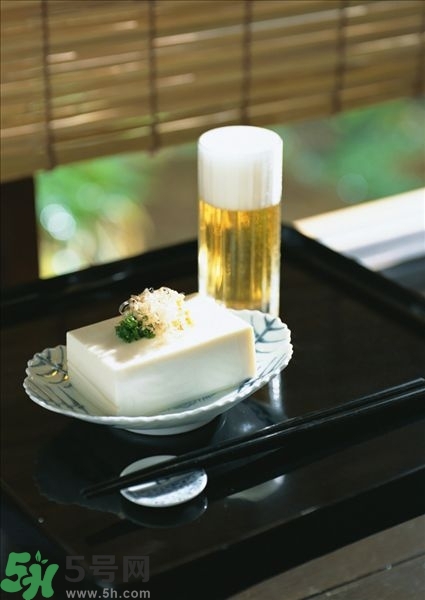 吃豆腐能喝啤酒嗎？喝酒吃豆腐能解酒嗎？