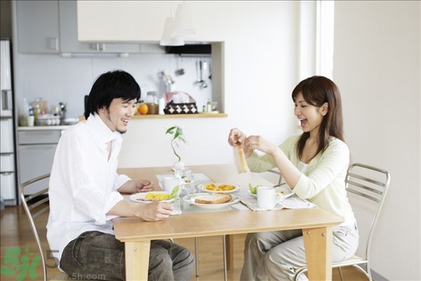 與16歲女孩同居犯法嗎？和16歲女生發(fā)生關(guān)系犯罪嗎？