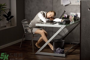 熬夜上火牙齦腫痛怎么辦？熬夜上火喉嚨痛怎么辦？