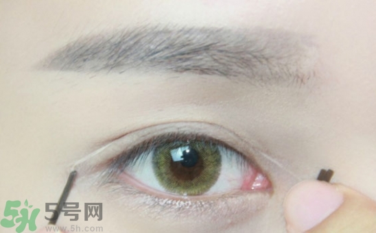 單眼皮怎么變雙眼皮了？單眼皮上面有一條線