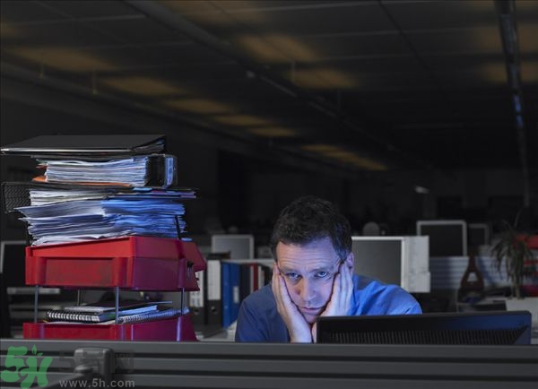 熬夜上火牙齦腫痛怎么辦？熬夜上火喉嚨痛怎么辦？