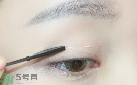 單眼皮怎么變雙眼皮了？單眼皮上面有一條線