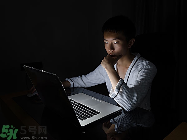 熬夜上火牙齦腫痛怎么辦？熬夜上火喉嚨痛怎么辦？