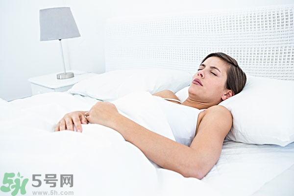 第一次來月經(jīng)是黑色的正常嗎？第一次月經(jīng)是黑色的是怎么回事？