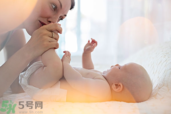 寶寶腳上起水泡怎么辦？寶寶腳底長透明水泡怎么辦？