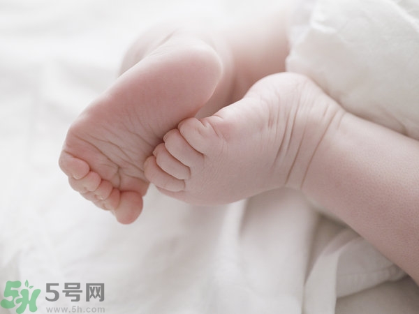 寶寶腳上起水泡怎么辦？寶寶腳底長透明水泡怎么辦？